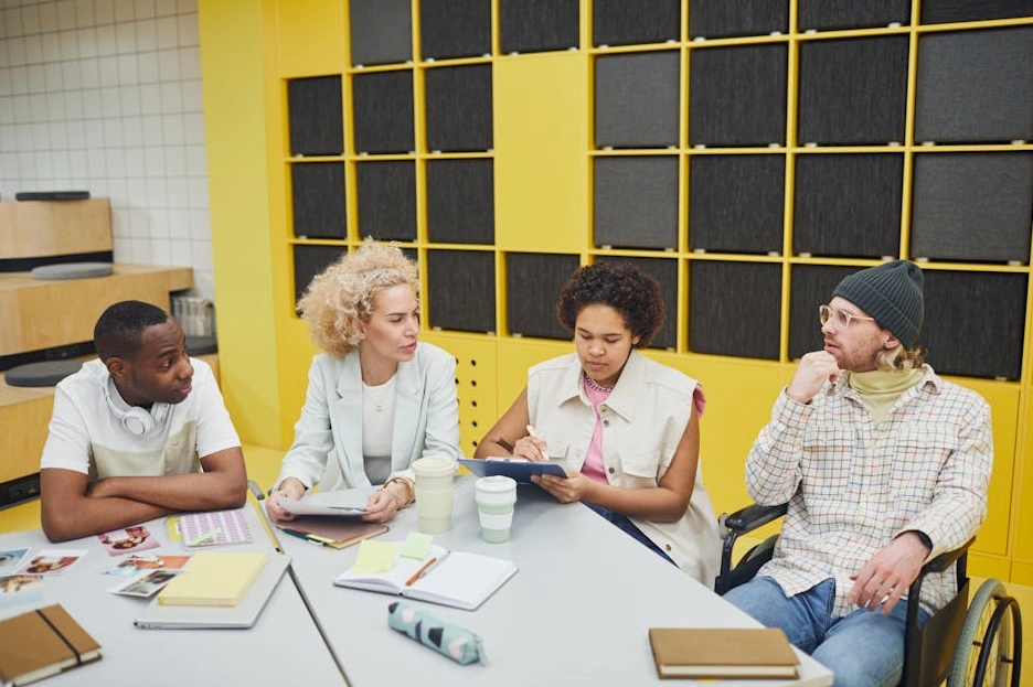 Equipo de profesionales colaborando en una reunión estratégica en una oficina moderna.
