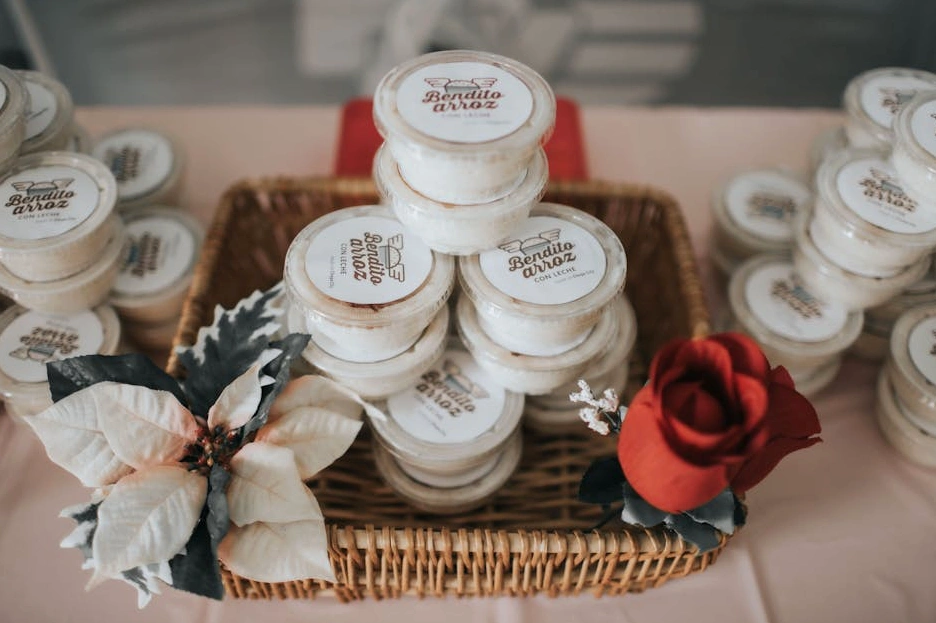Estudiante sonriendo mientras trabaja en su portátil en un entorno de aprendizaje moderno.
